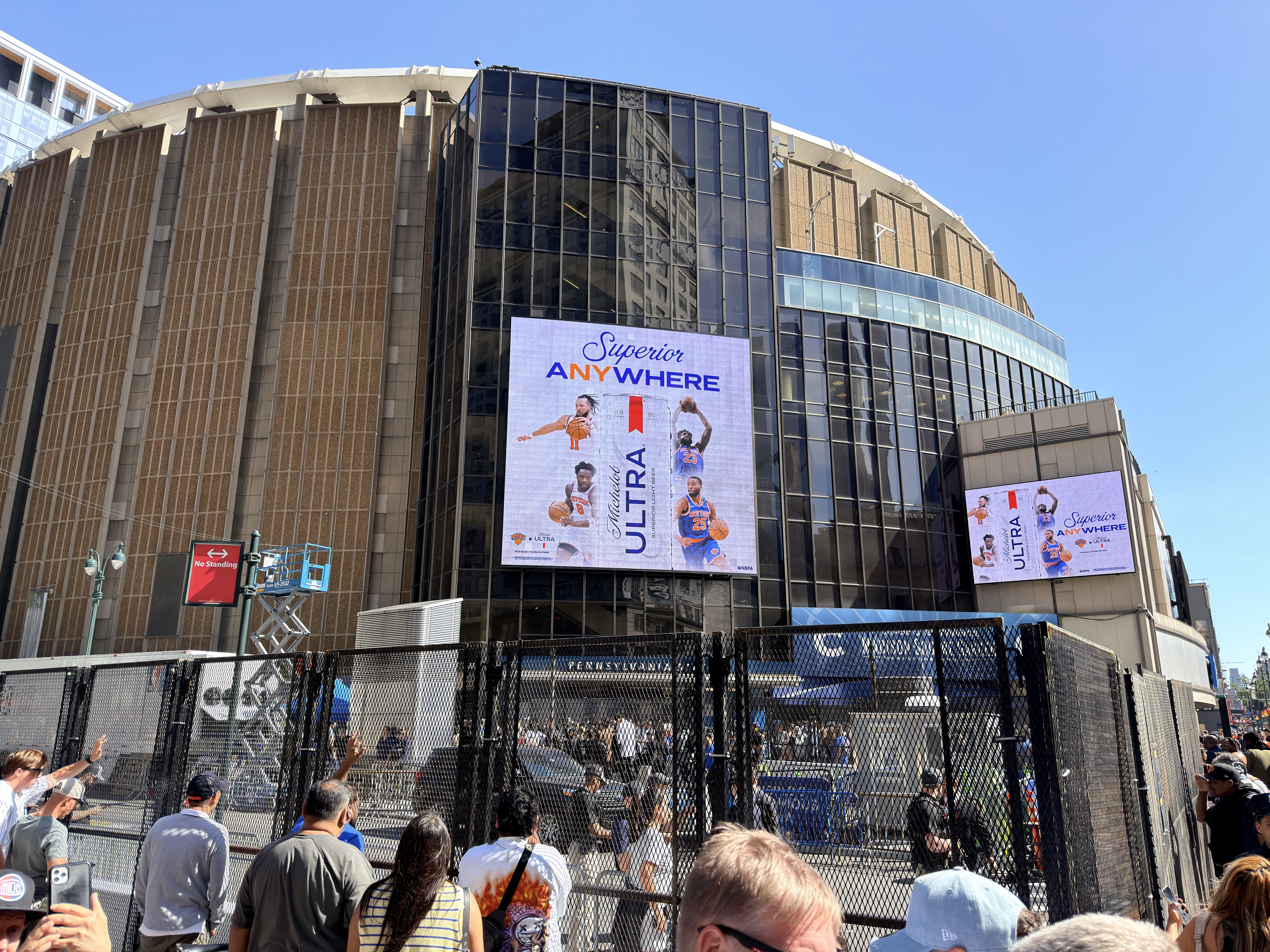 2026年6月8日,紐約市警方與特勤執法人員在麥迪遜廣場花園(MSG)周邊街道管制人流。(黃小堂/大紀元)