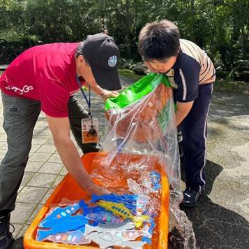 化身小小巡守員,由專業講師帶領民眾體驗國寶魚(以塑膠假魚替代)裝袋放流過程。