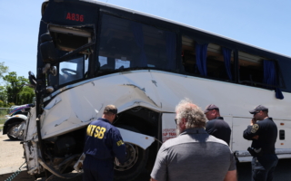 維州五死大巴車禍 被告華人司機出院轉關押
