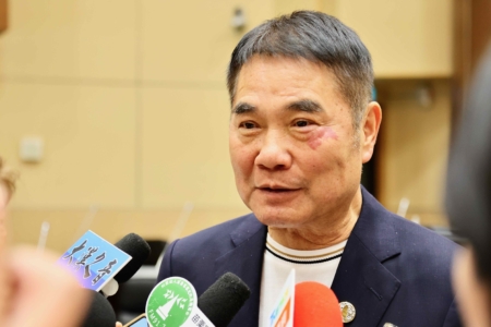 縣長鍾東錦一一答覆議員的提議,並研議經費的可行性評估且會全力支持;苗栗縣推動長照3.0政策,計畫將原遠雄醫療園區20公頃土地變更為生技園區,讓更多醫院、安養院、藥廠及醫療器材公司進駐,希望有大型醫院進駐生技園區,讓更多鄉親得到更好的照顧,尤其是失智的長輩。
