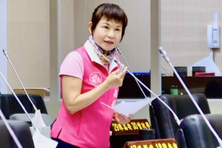 縣議員黎尚安指出,根據推估全台灣目前約有35萬失智人口,其中苗栗縣則被點名為「失智住宿資源尚待布建區域」,目前可說是「一床難求」,詢問縣長對長照服務有何規劃及願景。