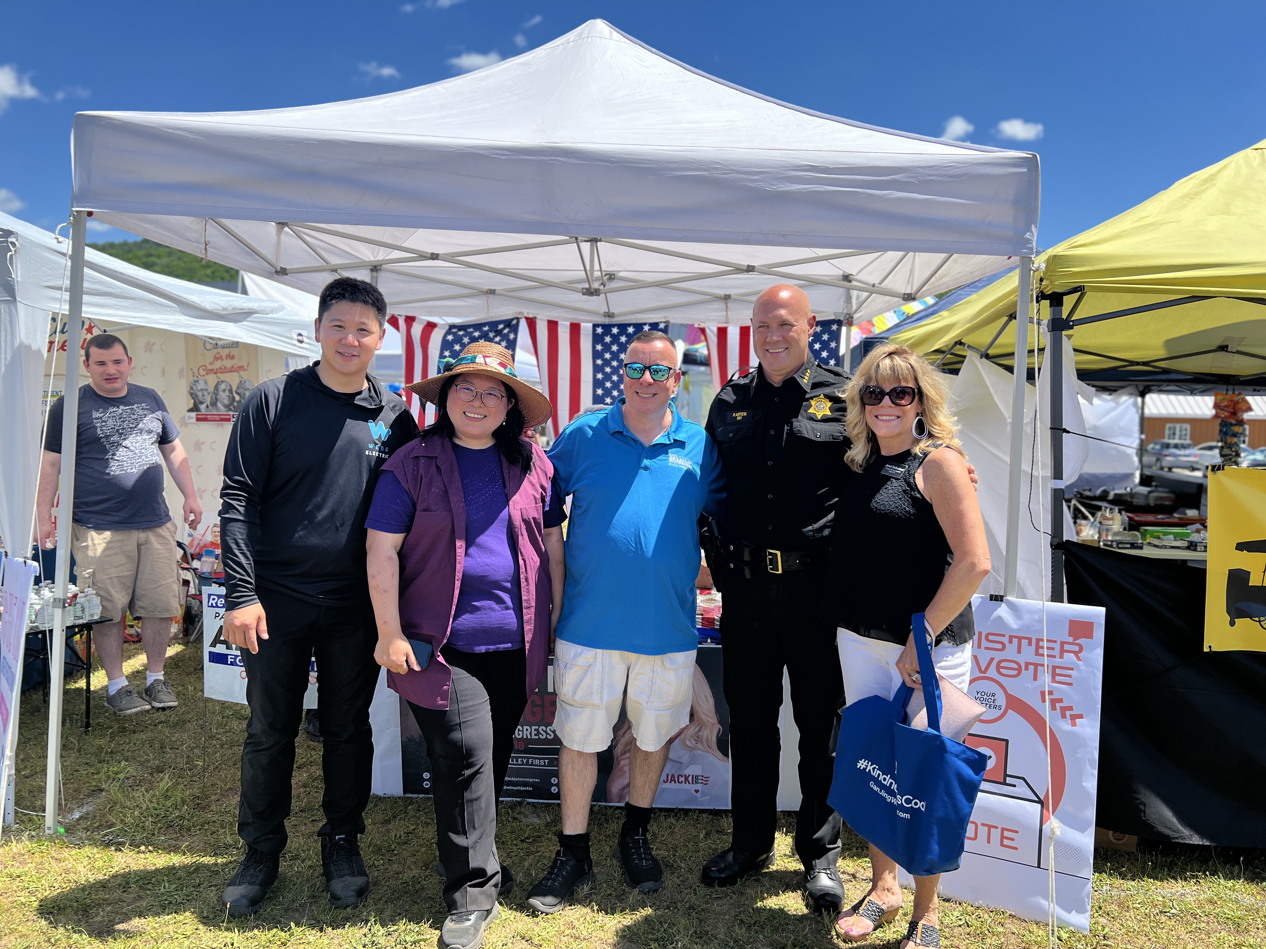 6月13日,多名當地政要包括州議員Karl Brabenec(中)、縣議員Janet Sutherland(右一)和縣警長Paul Arteta參加了新世紀舉辦的「美麗美利堅」活動。(施萍/大紀元)