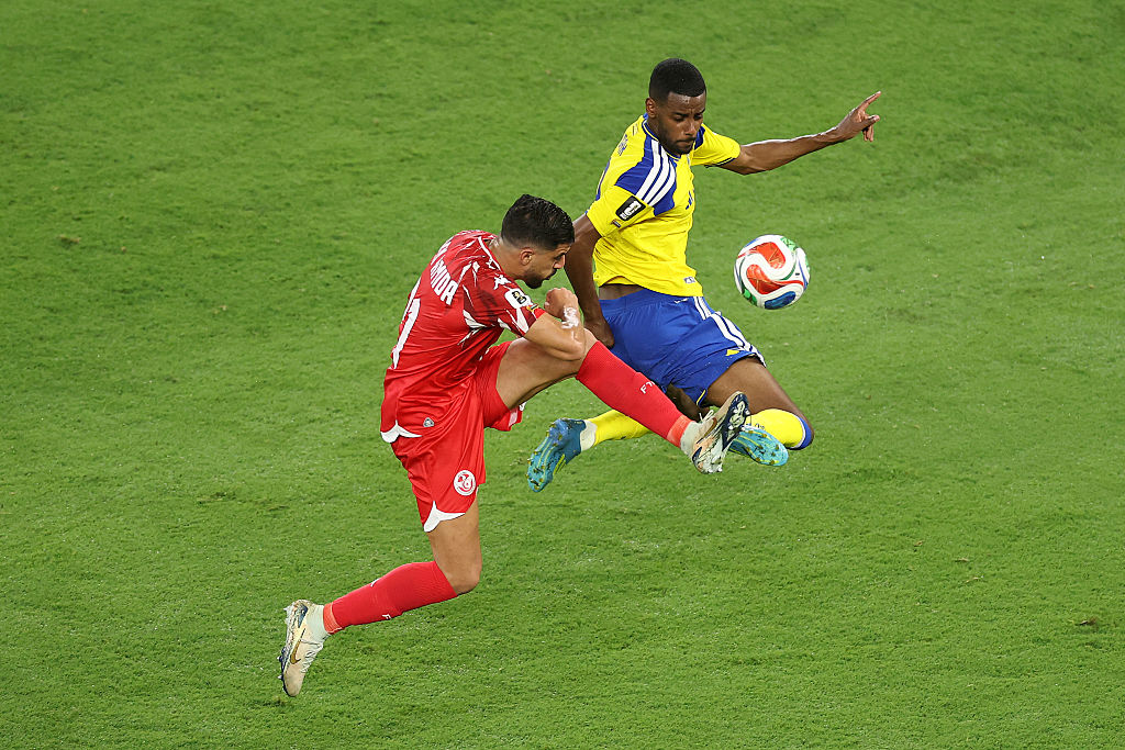瑞典9號前鋒伊沙克(Alexander Isak)在前場爭球, (Carl Recine/Getty Images)