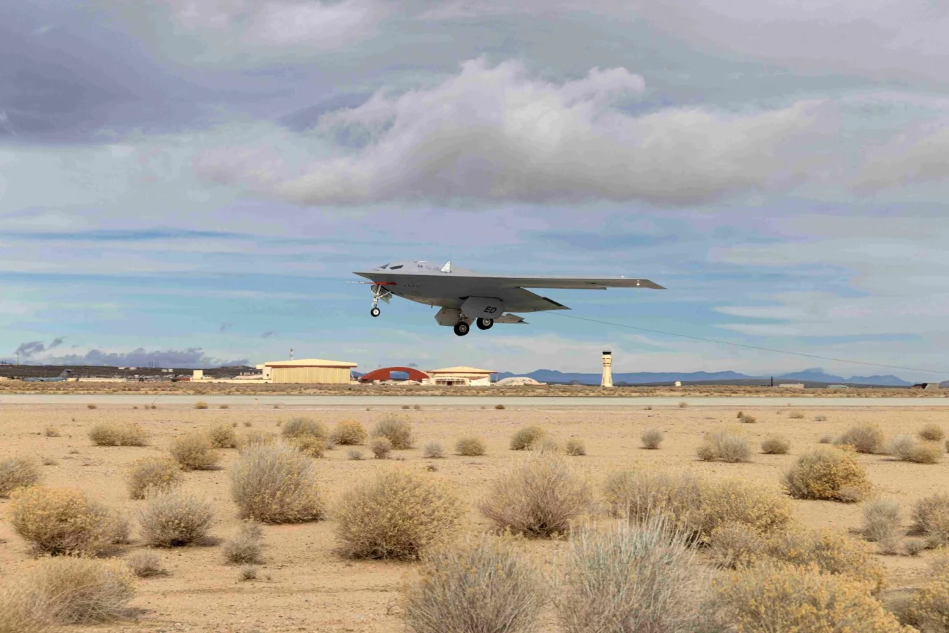 �����վ���ս�Է�Ա�ڰ��»��ȿվ����ؼ�ʻB-21��ͻϮ�ߡ���ը����(Picture source: U.S. DoW)