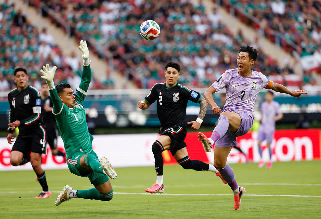韓國前鋒7號 孫興慜(Son Heung-min)面對出擊的門將選擇一腳吊射。(Ulises Ruiz / AFP via Getty Images)