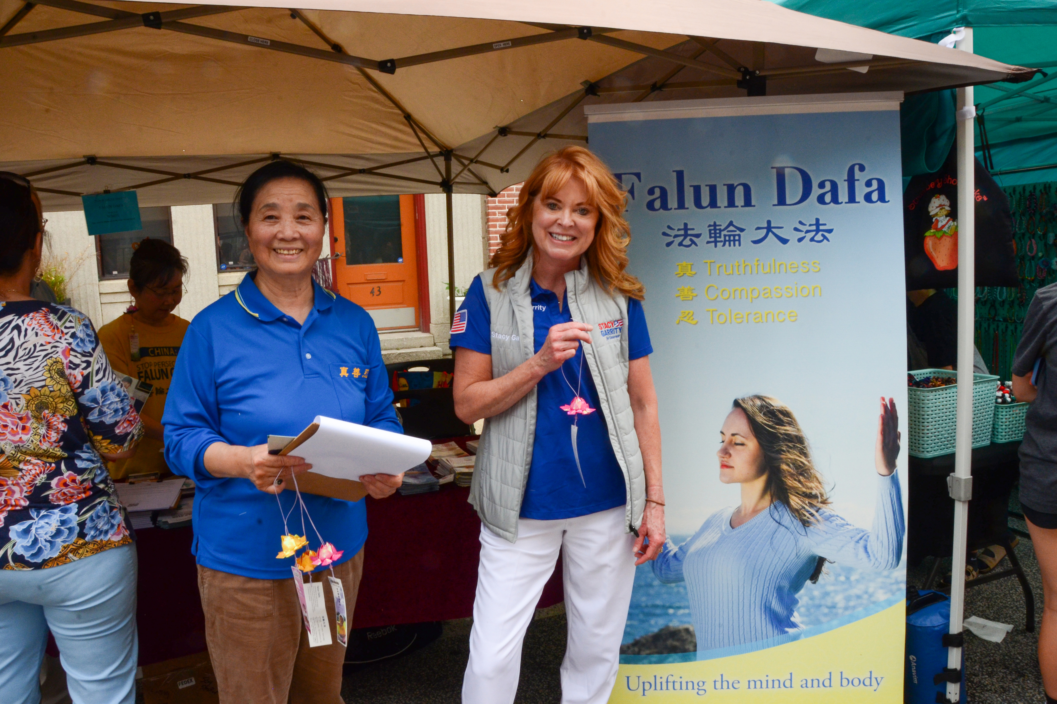 賓州共和黨州長參選人、現任賓州財政部長斯泰西・加里蒂(Stacy Garrity)在禧年街頭集市上與法輪功學員合影。(良克霖/大紀元)