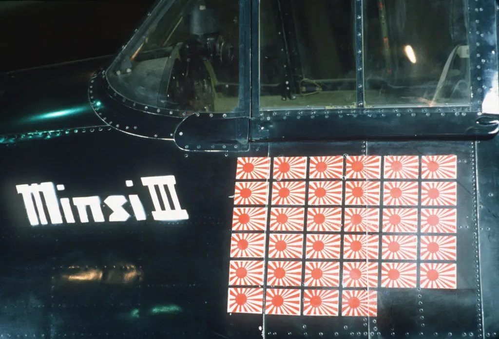 麥坎貝爾的戰機外標示的34面日本旗幟代表他擊落的日軍飛機數量。(U.S. Navy)