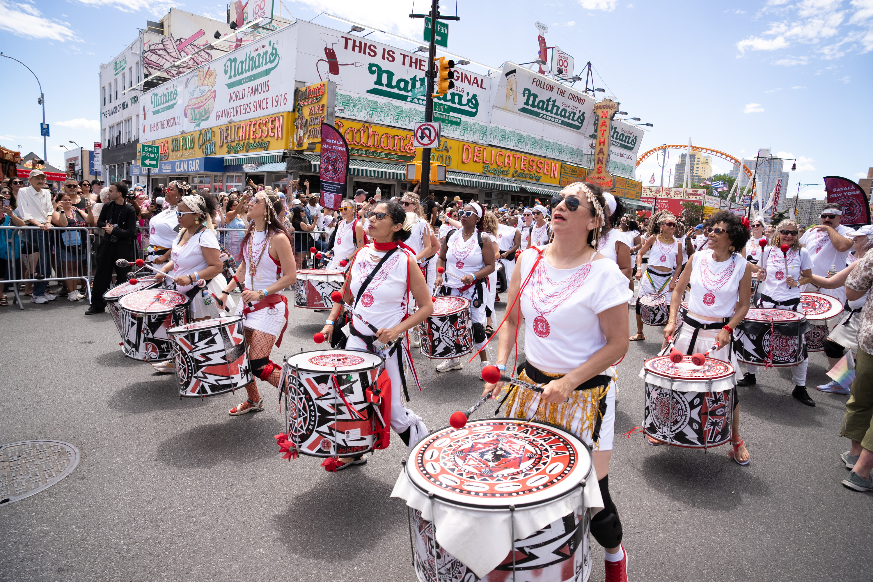 2026年6月20日,紐約康尼島舉行了一年一度的美人魚遊行。紐約康尼島美人魚遊行是全美規模最大的藝術遊行,也是紐約市最盛大的夏季活動之一。(戴兵/大纪元)