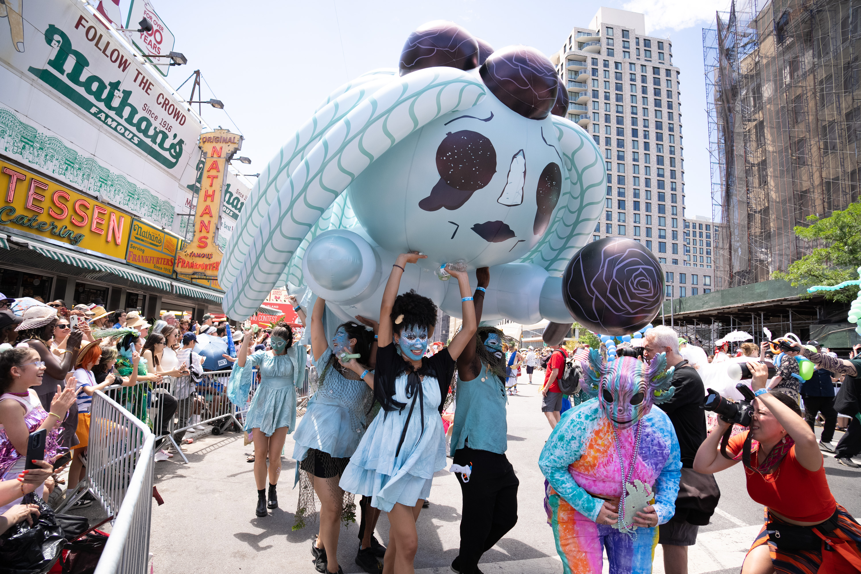 2026年6月20日,紐約康尼島舉行了一年一度的美人魚遊行。紐約康尼島美人魚遊行是全美規模最大的藝術遊行,也是紐約市最盛大的夏季活動之一。(戴兵/大纪元)