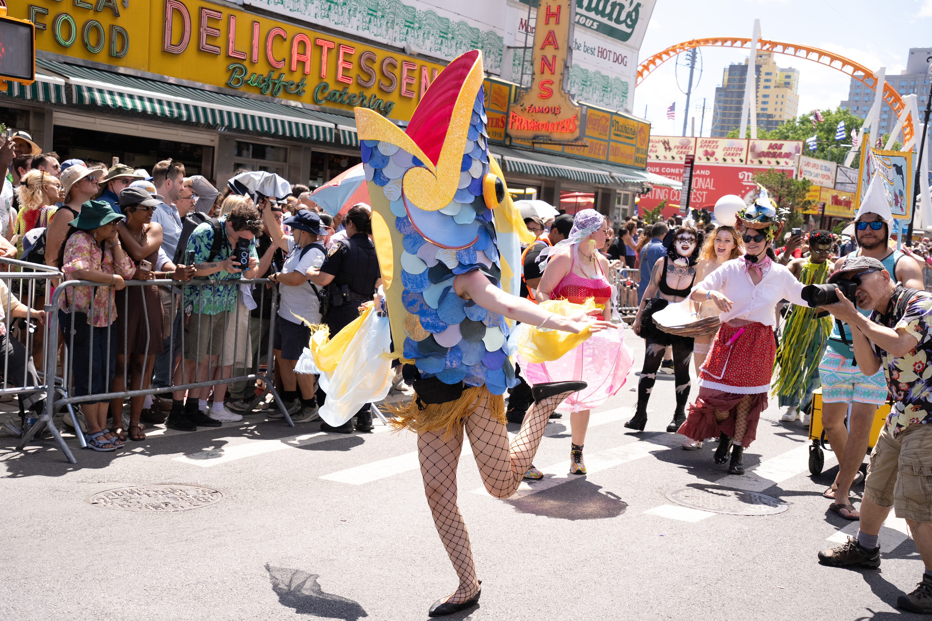 2026年6月20日,紐約康尼島舉行了一年一度的美人魚遊行。紐約康尼島美人魚遊行是全美規模最大的藝術遊行,也是紐約市最盛大的夏季活動之一。(戴兵/大纪元)