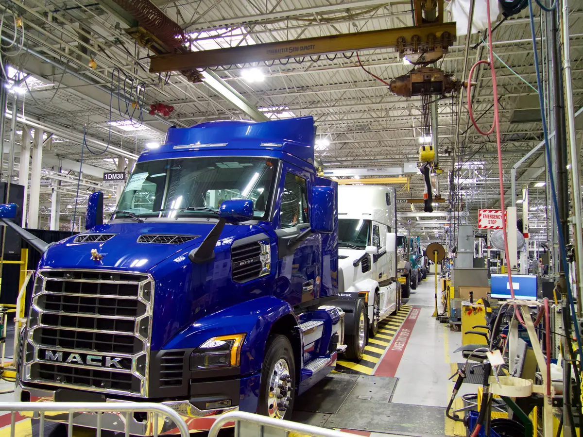 2026年6月23日,位於賓夕法尼亞州馬昆吉的馬克卡車(Mack Trucks)利哈伊谷生產基地內,多輛重型卡車在裝配線上進行生產。(Travis Gillmore/大紀元時報)