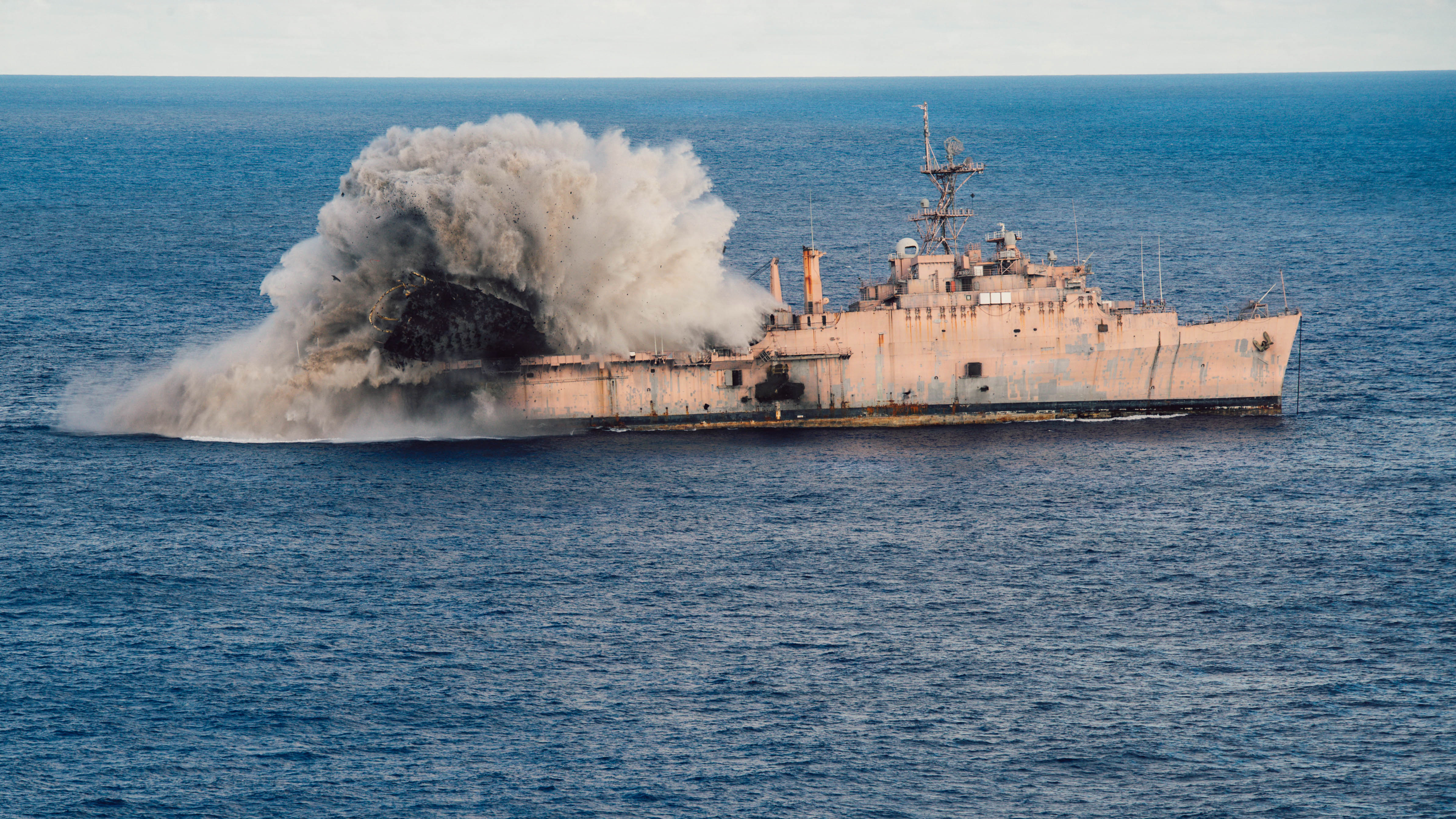 在6月22日至7月1日進行的「勇敢之盾」演習中,美國海軍「朱諾」號(USS Juneau,舷號 LPD-10)兩棲船塢運輸艦,遭日本海上自衛隊潛艇發射的魚雷擊中並沉沒。 (U.S. Navy photo by Mass Communication Specialist Seaman Anthony Vilardi)