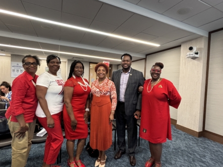 市議會公園與休閒委員會主席漢克森(Ty Hankerson)、市議員納西斯(Mercedes Narcisse)與倡議團體合影。