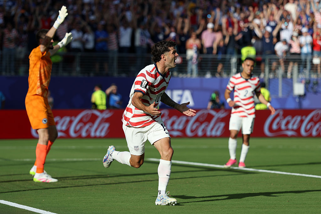 普利西奇(Christian Pulisic)一度补射破门后激情庆祝,但这粒进球随后因越位被判无效。少打一人的美国队仍试图抓住有限反击机会扩大战果,可惜这次与锁定胜局擦肩而过。(Photo by Charlotte Wilson/Getty Images)