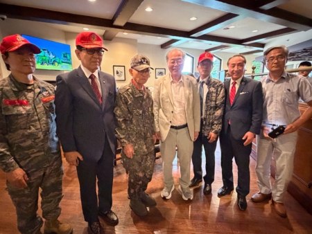 徐孝錫院長和海兵隊合影。