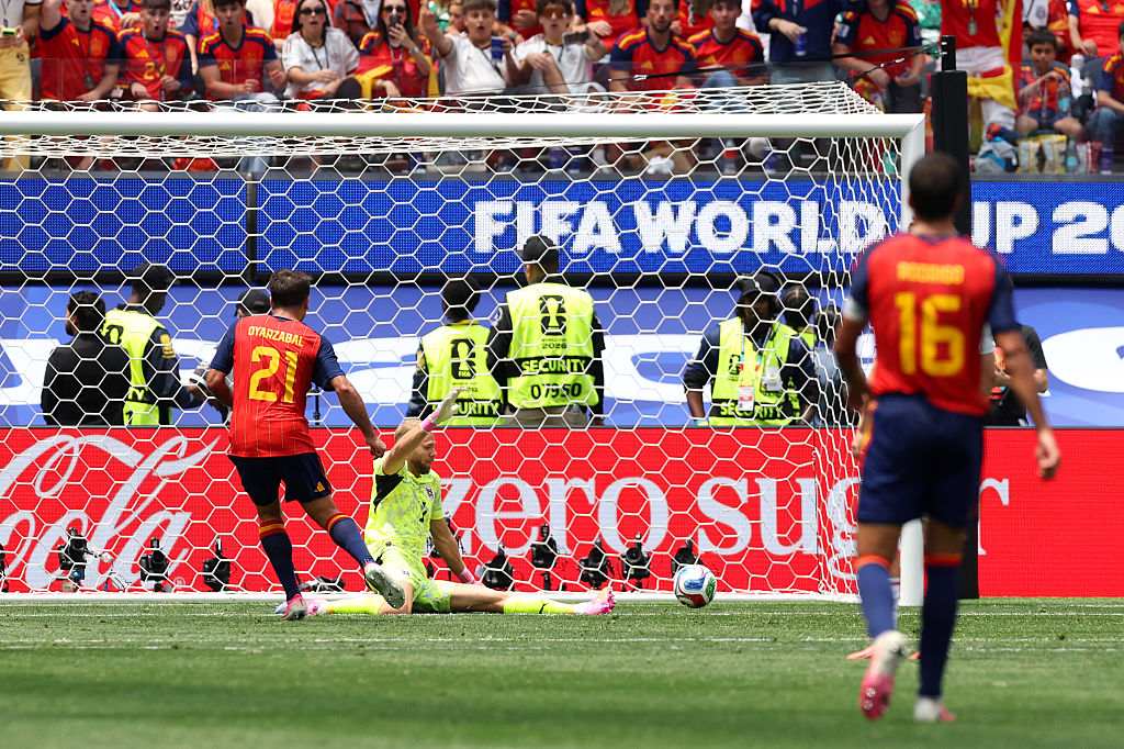 西班牙队21号球员米克尔·奥亚萨瓦尔(Mikel Oyarzabal)攻入球队第三球。(Michael Steele/Getty Images)
