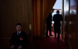 王友群:習近平身邊布滿黑衣人說明什麼?