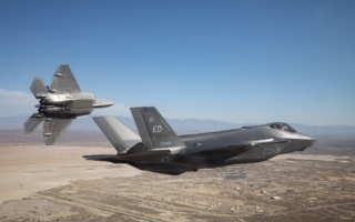 未来战争谁会胜出 F-35战机和F-22大比拼