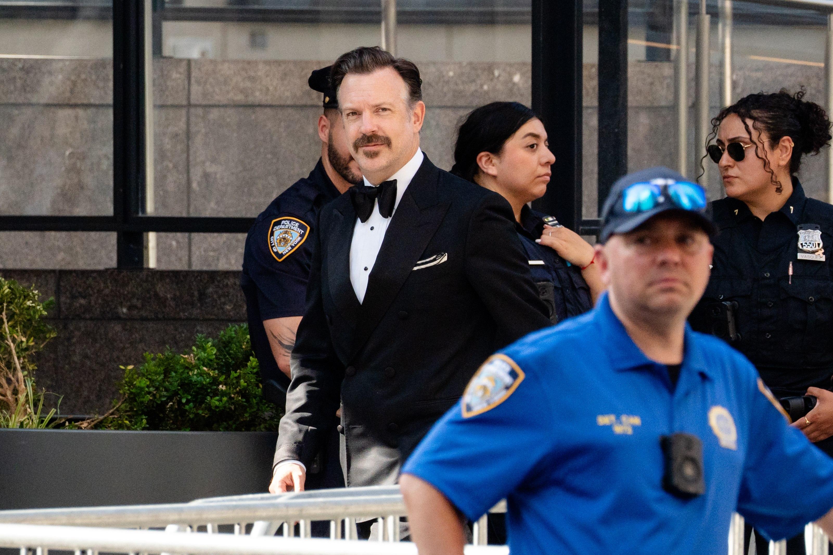 2026年7月3日,美國演員傑森‧蘇戴奇斯(Jason Sudeikis)抵達紐約市麥迪遜廣場花園,準備參加泰勒絲與凱爾西的婚禮。(Samira Bouaou/英文大紀元)