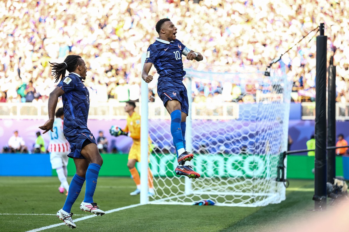 2026年7月4日,「美墨加」世界盃16強淘汰賽,依靠姆巴佩(Kylian Mbappe、10號)射入的一粒點球,法國隊以1:0擊敗巴拉圭,連續四屆世界盃晉級「八強」。圖為姆巴佩慶祝進球瞬間。 (Charly Triballeau / AFP)