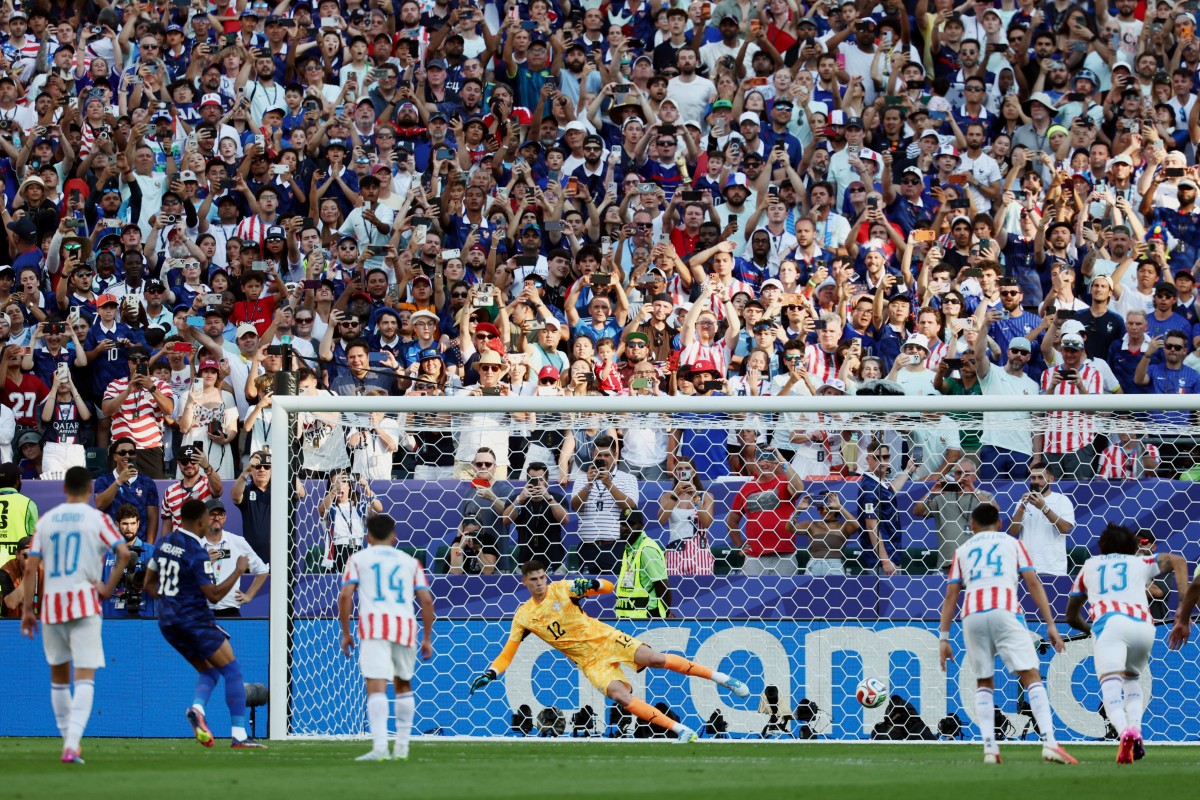 2026年7月4日,「美墨加」世界盃16強淘汰賽,依靠姆巴佩(Kylian Mbappe、10號)射入的一粒點球,法國隊以1:0擊敗巴拉圭,連續四屆世界盃晉級「八強」。圖為姆巴佩射入點球瞬間。(Franck Fife / AFP)