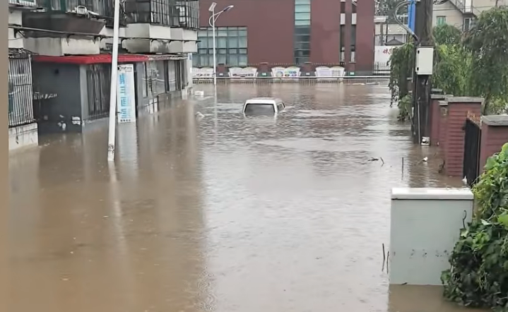 抚顺暴雨淹水。(视频截图)