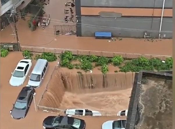 颱風美莎克帶來大暴雨,廣西省防城港市多地被淹水。(視頻截圖)