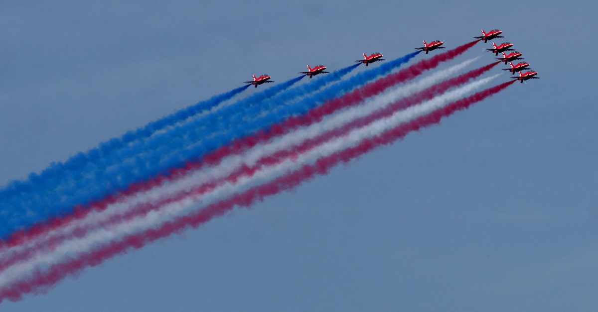 2026年7月4日,在纽约举行的“Sail 4th 250”帆船巡游期间,被称为“红箭”(The Red Arrows)的英国王家空军特技飞行表演队在飞越纽约港时拉出红、白、蓝三色烟雾。(TIMOTHY A. CLARY / AFP)