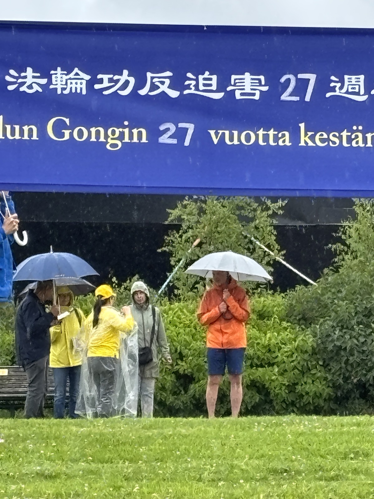 7月5日,王毅訪問芬蘭期間,部分法輪功學員在芬蘭外交部大樓前舉行抗議活動,並向當地民眾講述法輪功遭受中共迫害的真相。(當地法輪功學員提供)