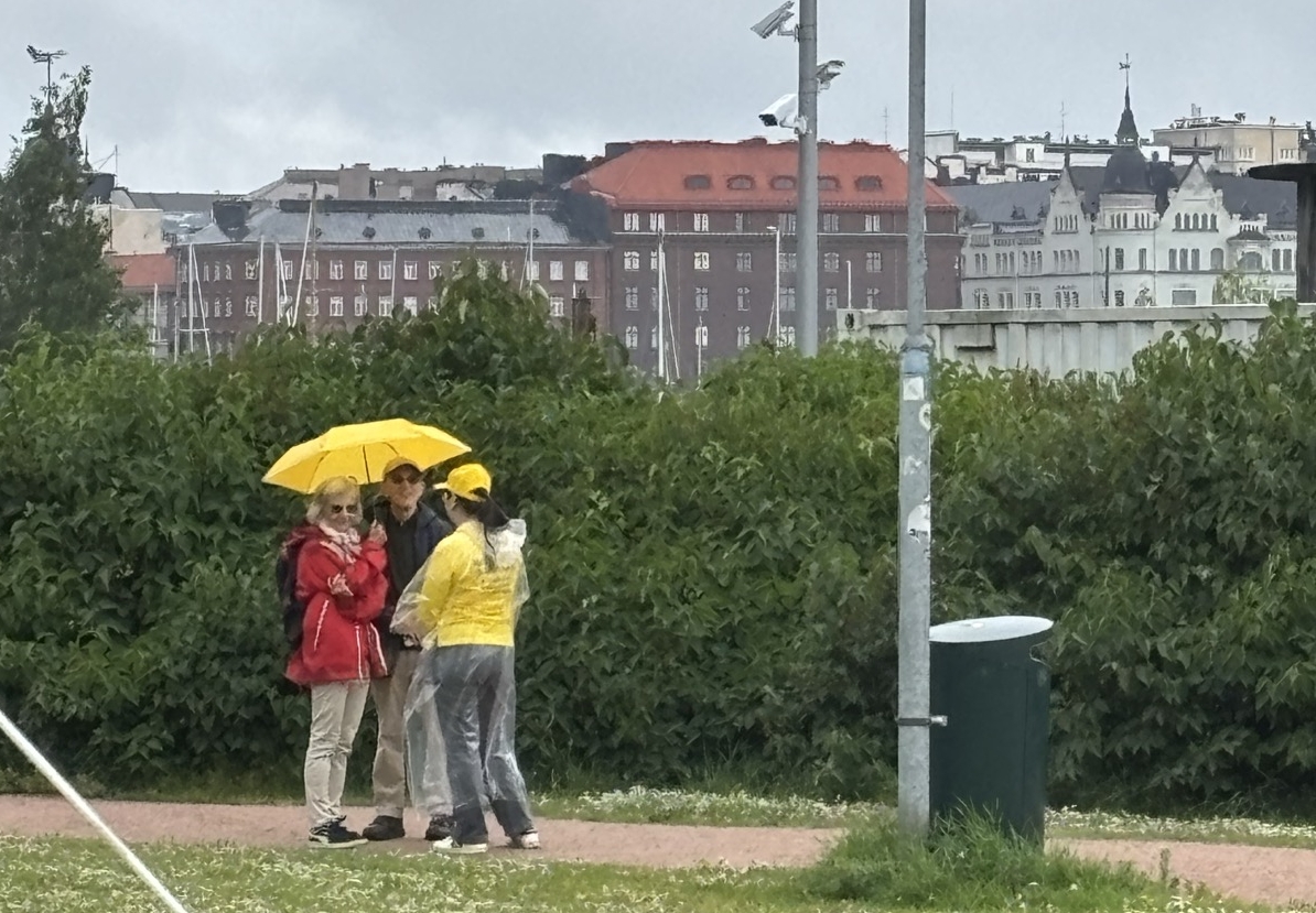 7月5日,王毅訪問芬蘭期間,部分法輪功學員在芬蘭外交部大樓前舉行抗議活動,並向當地民眾講述法輪功遭受中共迫害的真相。(當地法輪功學員提供)