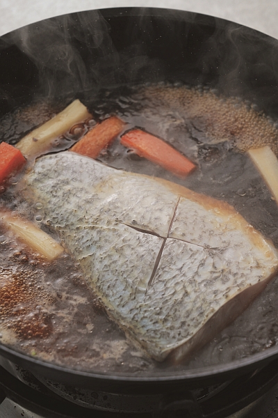放入鱸魚片、濃口醬油,轉中小火煮3分鐘(日日幸福提供)