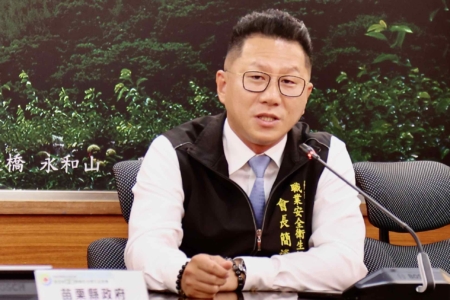 營造業中區中區職安衛生促進會簡逄佑表示,新職安法上路強調源頭管理與職場安全制度,要求業主與現場作業人員重視職場與安全管理,提升現場勞工執行效率與安全性。中促會與縣政府合作形成一加一、二的協同效應,致力提升治安與工程安全,讓安全管理走得更穩、走得更遠,同時照顧縣內相關人員與公眾利益。