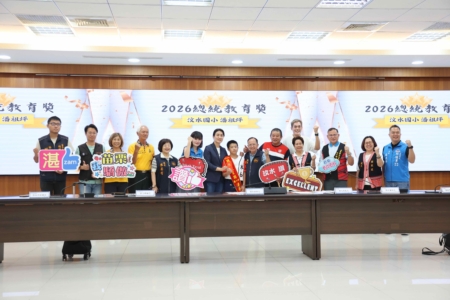 副議長張淑芬會中各送上5000塊的永貞宮媽祖悠遊卡,希望媽祖婆保佑他們平安順利。