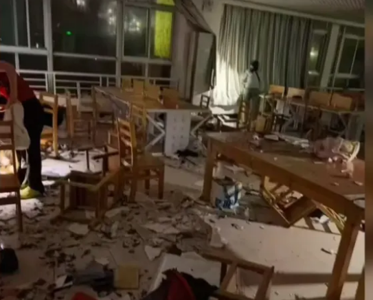 7月6日晚,龍捲風襲擊湖北致8人死亡,大量財物被損壞。(視頻截圖)