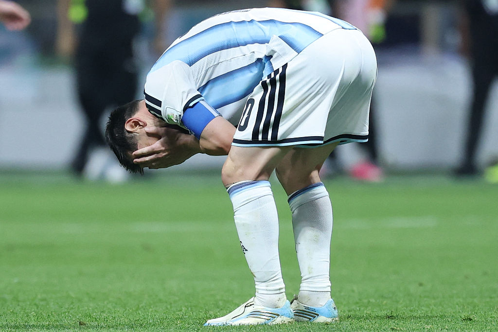 阿根廷以3比2获胜后,10号梅西(Lionel Messi)喜极而泣。(Elsa/Getty Images)