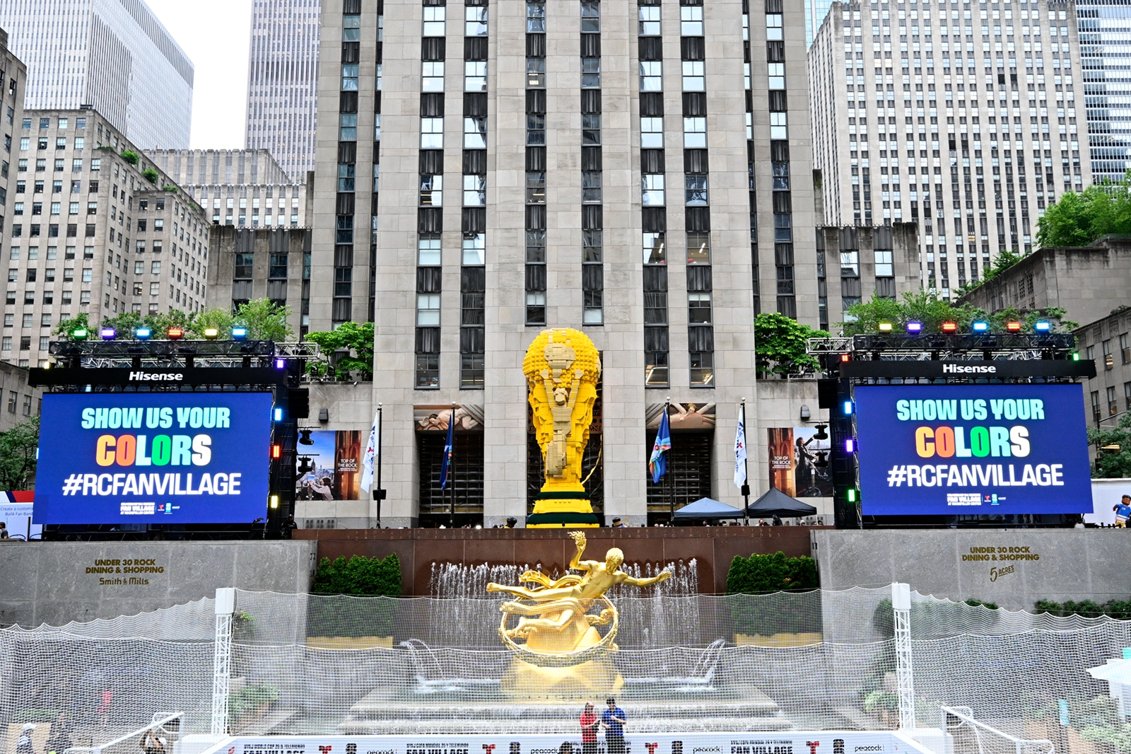 2026年7月6日,樂高集團與國際足聯(FIFA)在紐約洛克菲勒廣場共同揭幕了一座巨型樂高版世界盃獎盃(又叫大力神杯)模型。(Eugene Gologursky/Getty Images for LEGO Group)