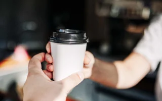 熱咖啡裡有多少微塑膠?新研究揭外帶杯隱藏問題