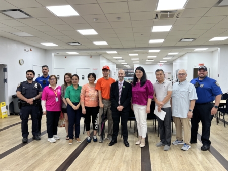 市議員莊文怡9日陪同SBS局長米納亞走訪班森賀86街商業區,在耆康老人活動中心了解商家開業面臨的困難。