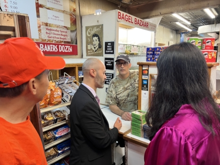 貝果店老闆 Patrick Tarano 提議提高亂丟垃圾的罰款,但他也坦言執法難度高,因為必須當場抓到現行犯才能開罰。