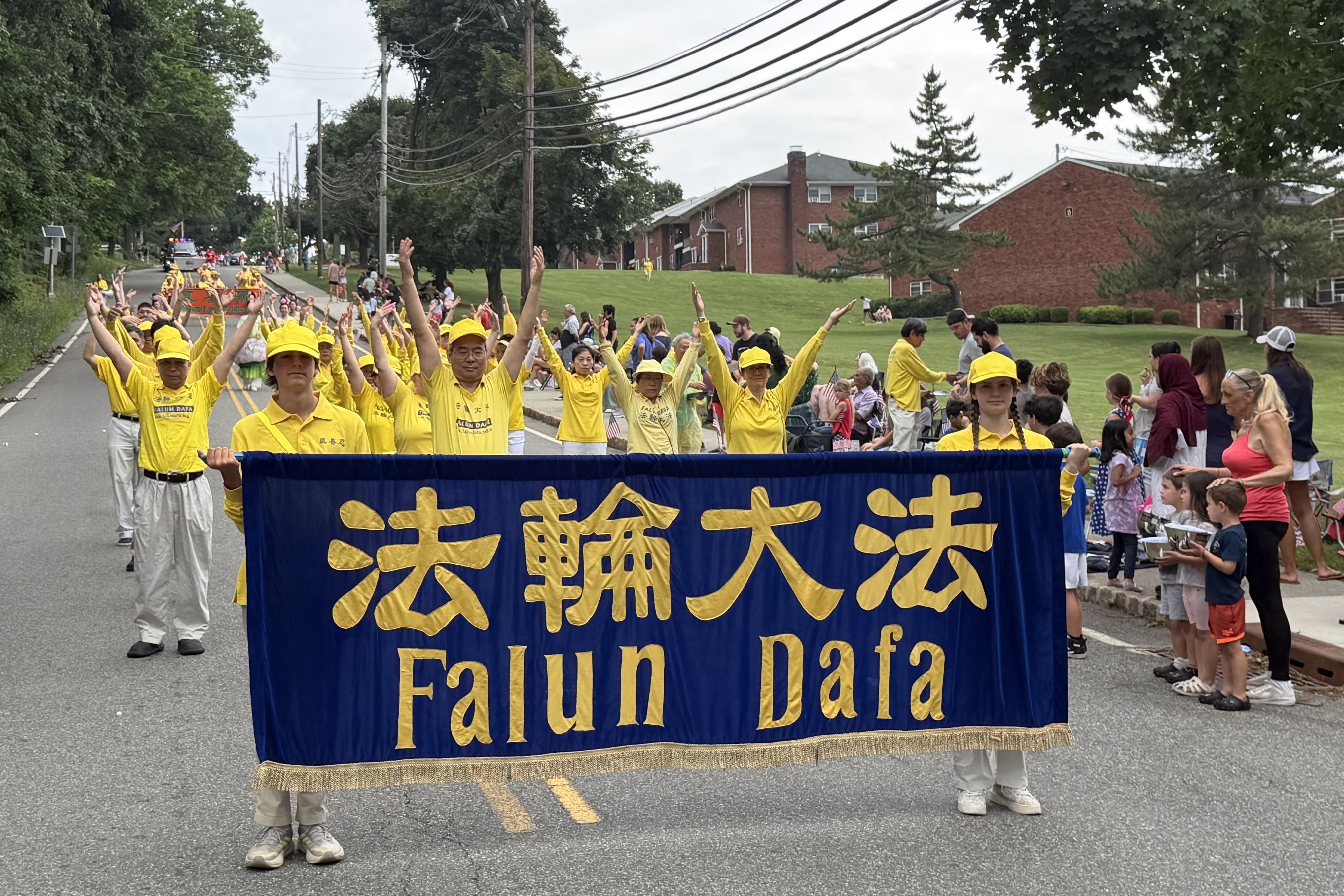 新泽西兰多夫自由节日游行法轮功队伍受欢迎| 大纪元