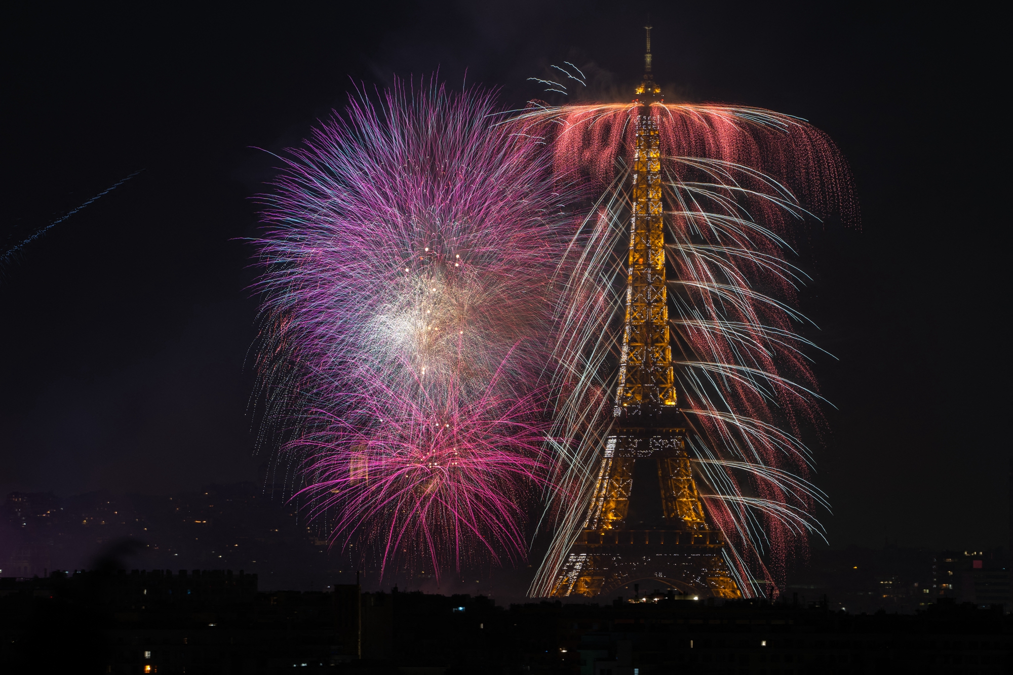 2026年7月13日晚間,盛大的煙火秀和無人機表演在埃菲爾鐵塔前的戰神廣場精彩上演。(Martin Bureau/AFP via Getty Images)