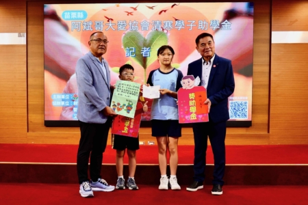 受奬助績優學生代表並發表感謝信與議表李文斌左,縣長鍾東錦合影