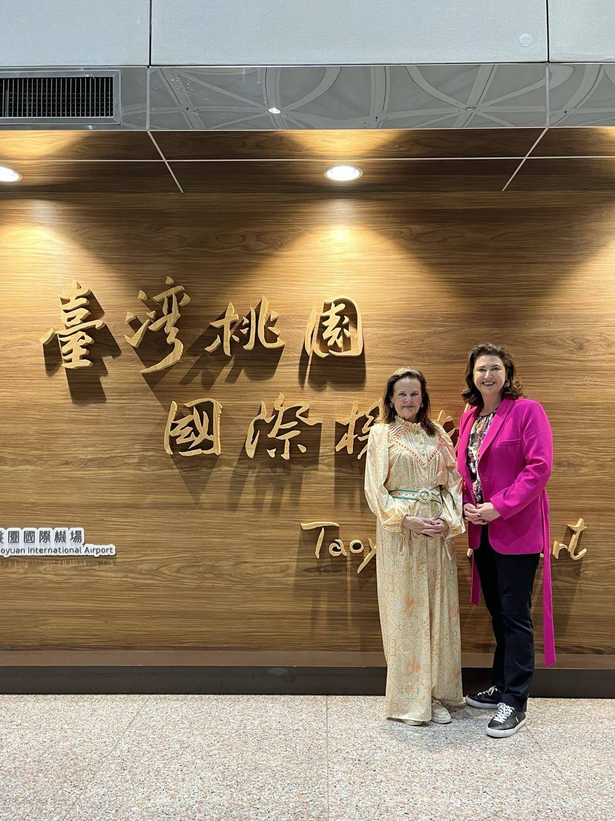 澳大利亞新南威爾斯州華森下議員(Anna Watson,左)與麥拉瓊斯上議員(Natasha Maclaren-Jones,右)2026年7月12日抵台,了解台灣各領域發展。(中華民國外交部提供)