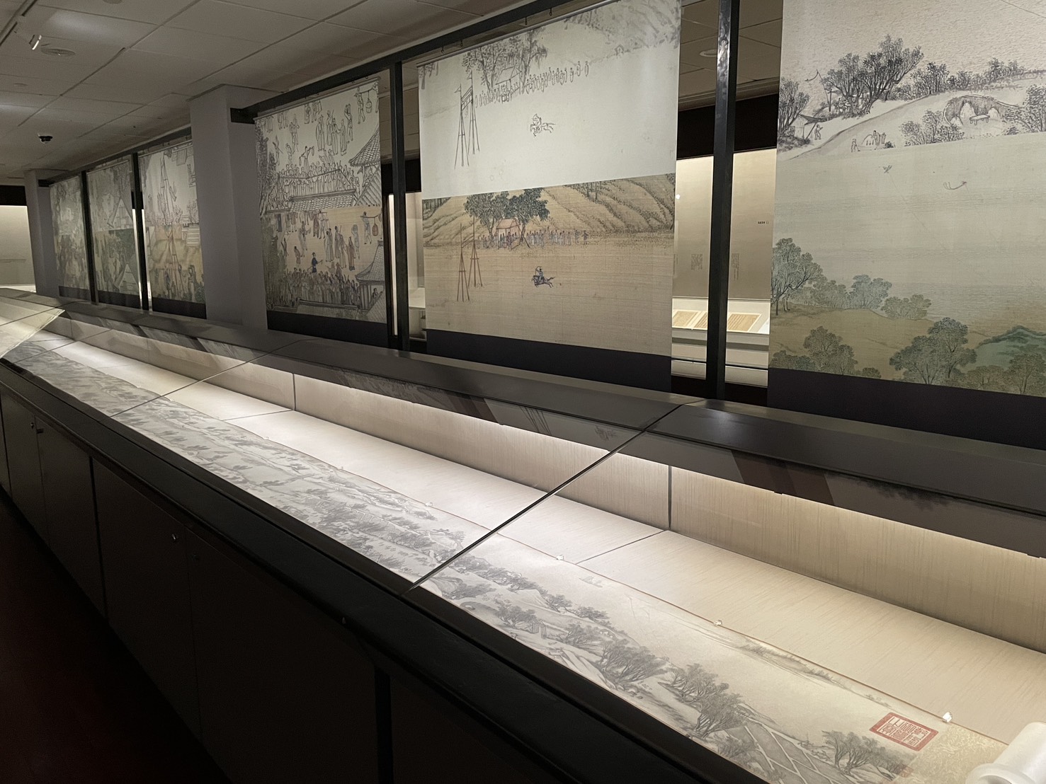 清代沈源《清明上河圖》描繪市井街道中的野台戲、走單索、拳術等表演。(台灣故宮)