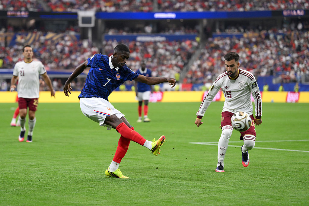 法國7號烏斯曼‧登貝萊(Ousmane Dembélé)將皮球傳中,組織進攻。(David Ramos/Getty Images)