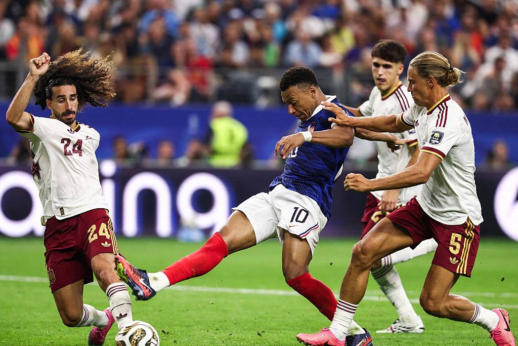 法國10號基利安‧姆巴佩(Kylian Mbappé)被西班牙後衛看住,發揮受限制。(Franck Fife/AFP via Getty Images)