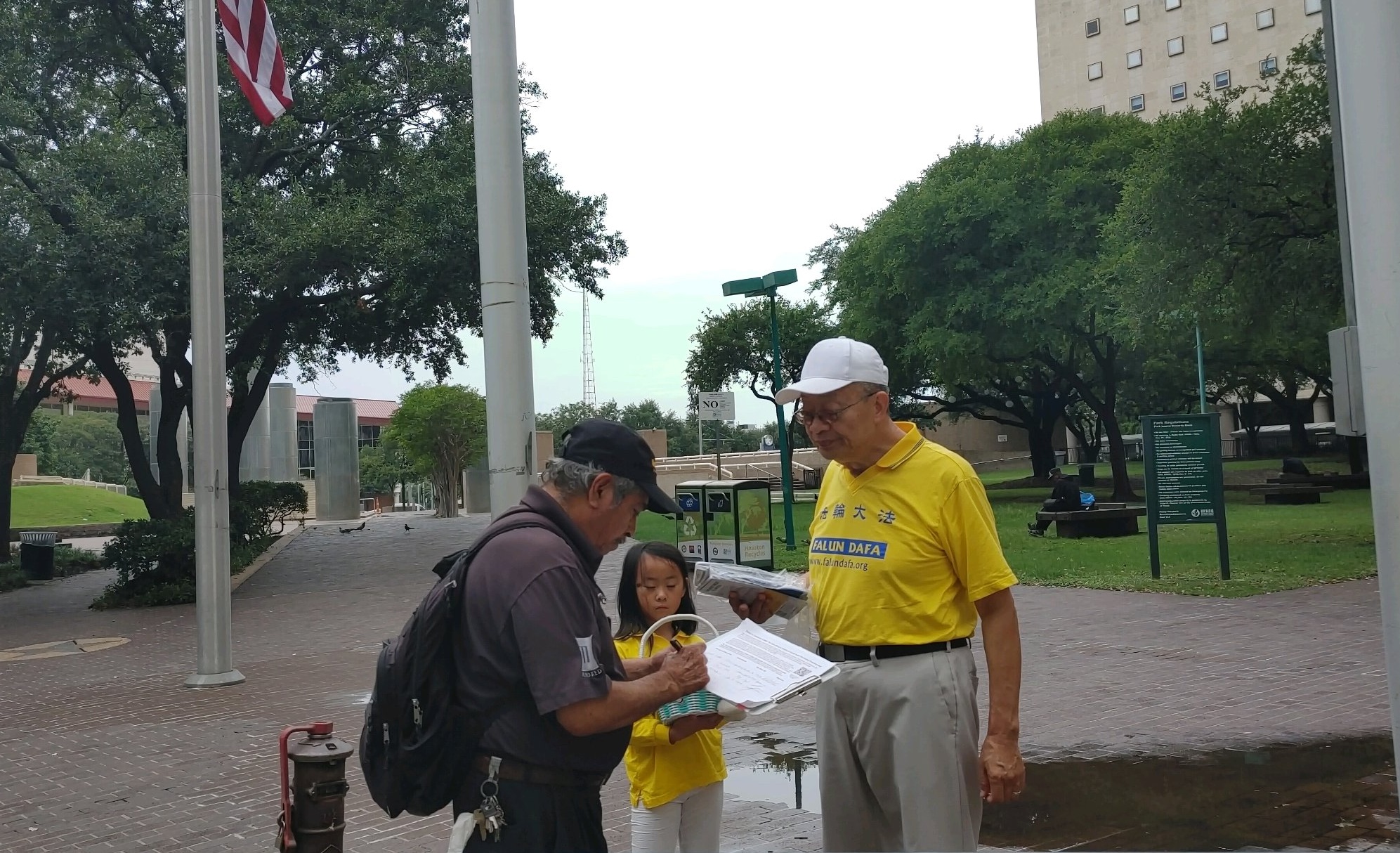 2026年7月15日,法輪功學員在休斯頓市政府大廈前徵簽。(Rebecca Chen/大紀元)
