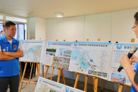 縣長鍾東錦聽完簡報,實地參觀空中飛索、空中自行後表示,「明德水庫真的不一樣了」,除了水岸遊憩廊帶設施,縣府接續也會逐步改造明德水庫旁的街景,讓街景變漂亮,遊客更喜歡,他也歡迎國人來明德水庫體驗不同以往的魅力。