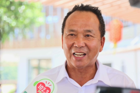 觀光協會理事長游志勇表示,明湖水岸休閒事業股份有限公司秉持「活化水岸、連結自然、創造美好旅程」的理念,投入明德水庫碼頭區 ROT(整建、營運、移轉)計畫,為苗栗水岸觀光開啟嶄新篇章。今取得政府與美國ACC認證,並推出台灣獨一無二的空中飛索、空中自行車,同時準備好環湖自行車道與兩百台微電動駕駛車,明年起正式啟用,提升國人環境友善與便捷的旅遊選擇。