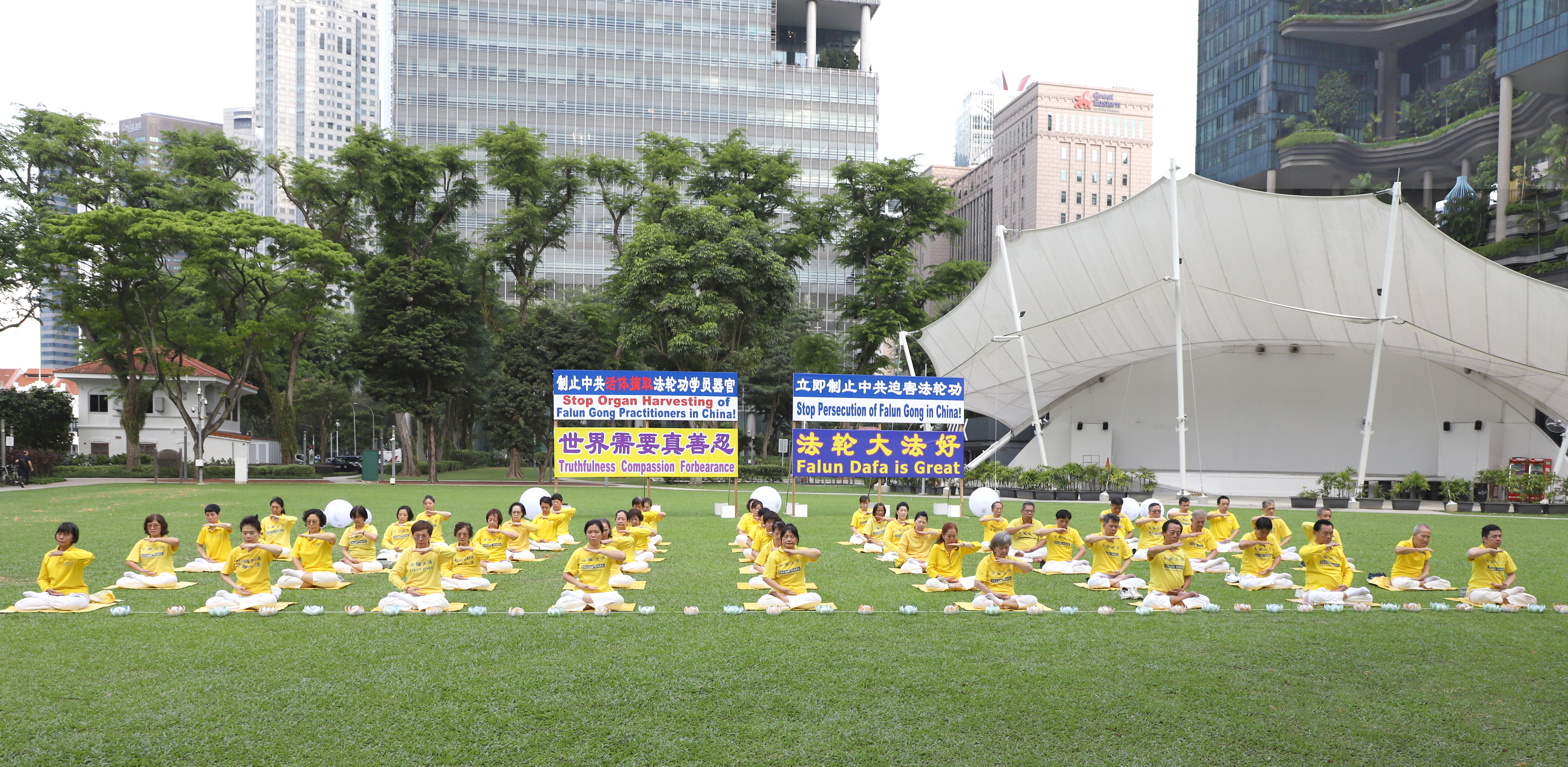 法輪功學員演示法輪功的五套功法,包括四套動功和一套靜功。(繩銓/大紀元)